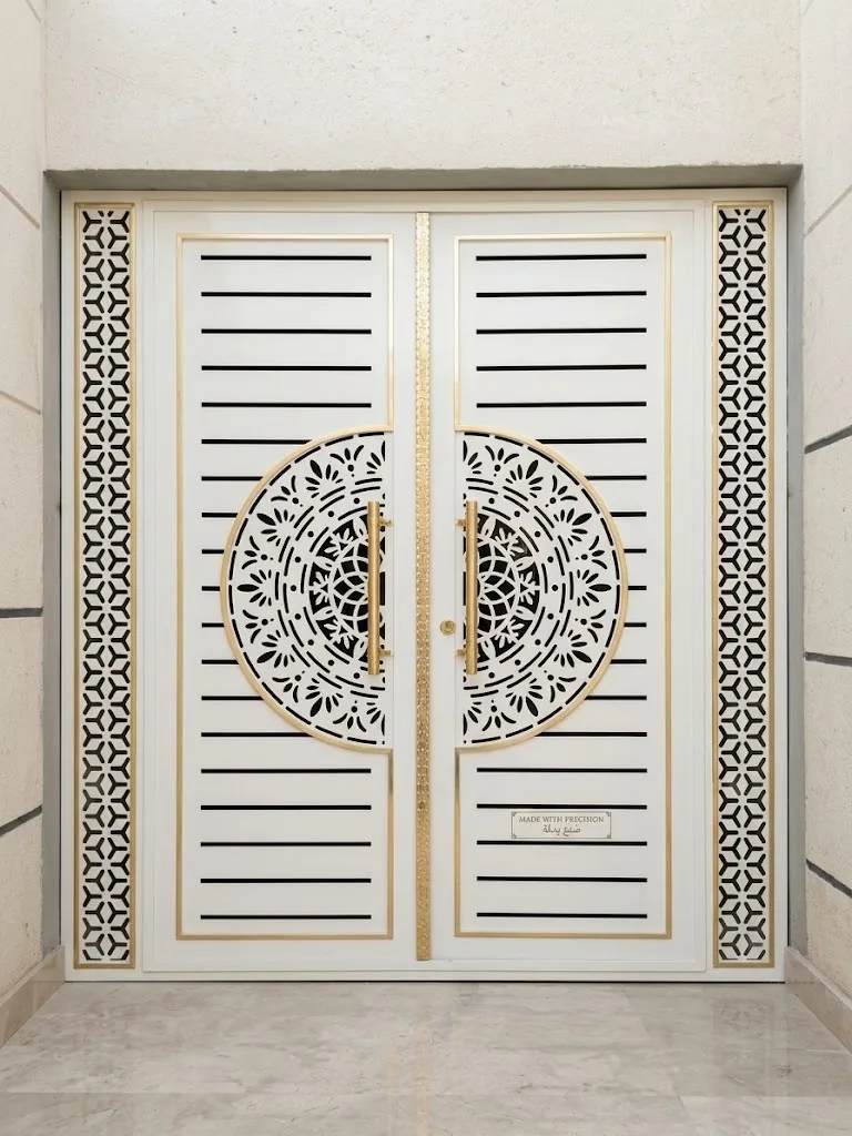 باب حديد فاتح بزخرفة دائرية في المنتصف