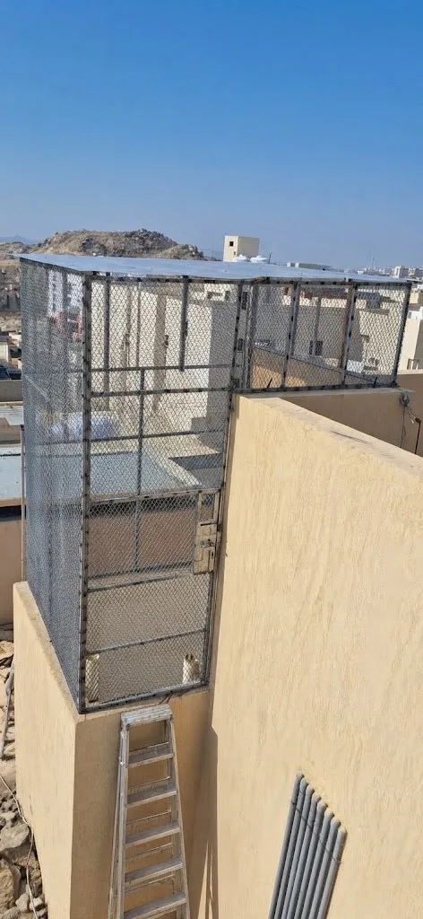 هيكل تغطية معدنية مرتفع على سطح مبنى