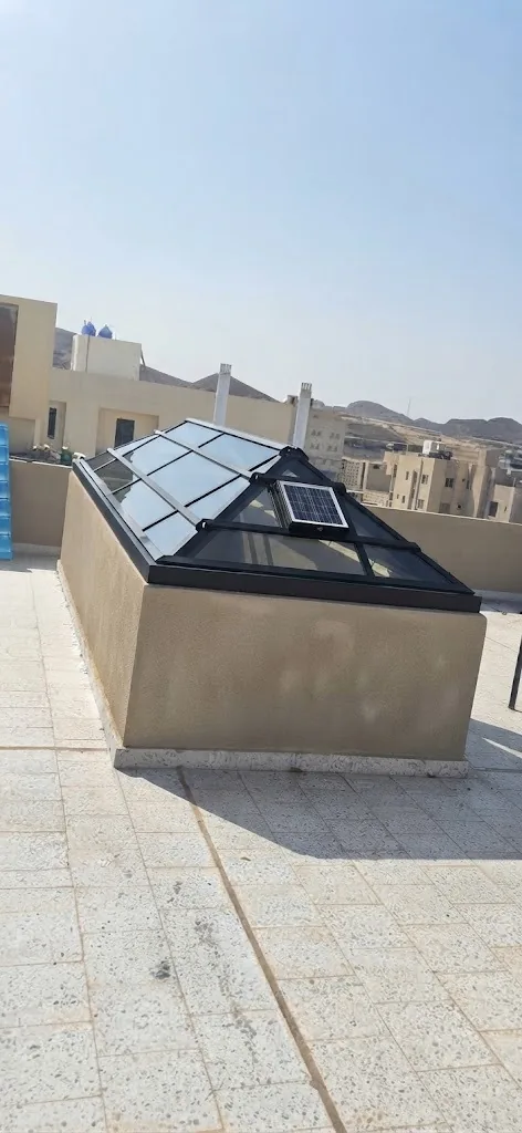غطاء معدني مائل فوق فتحة سطح